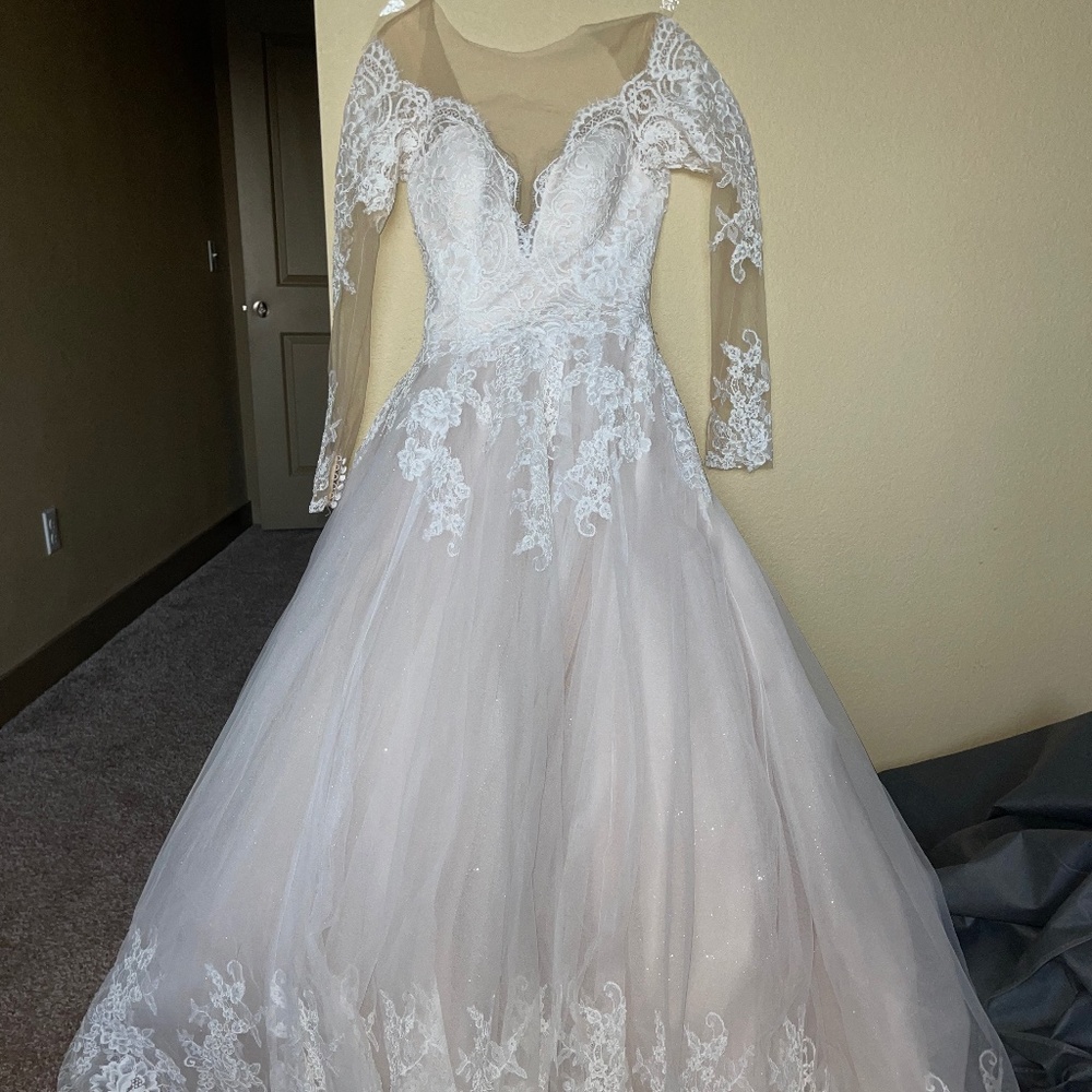 Wedding Dress - Picture 1 of 5